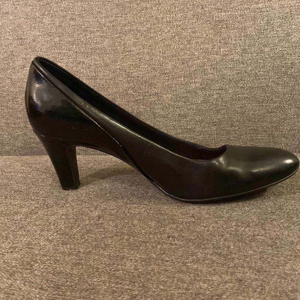 Clarks Artisan Black Leather 2” Heels Womens Size 9.5 - Picture 2 of 13